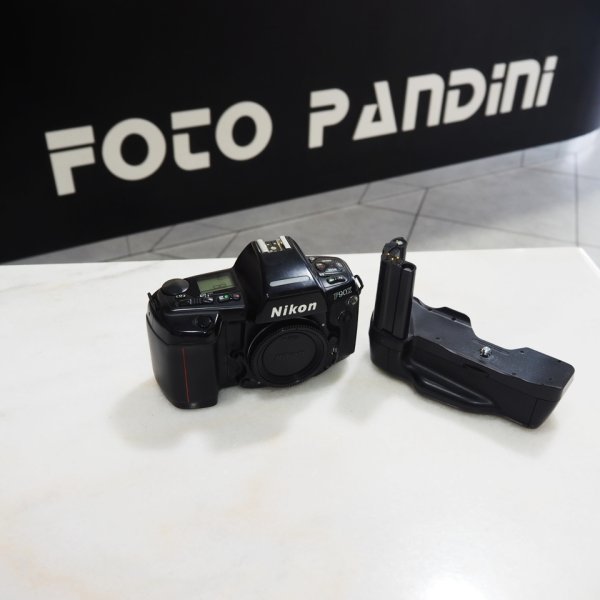 Nikon F90X + MB-D10